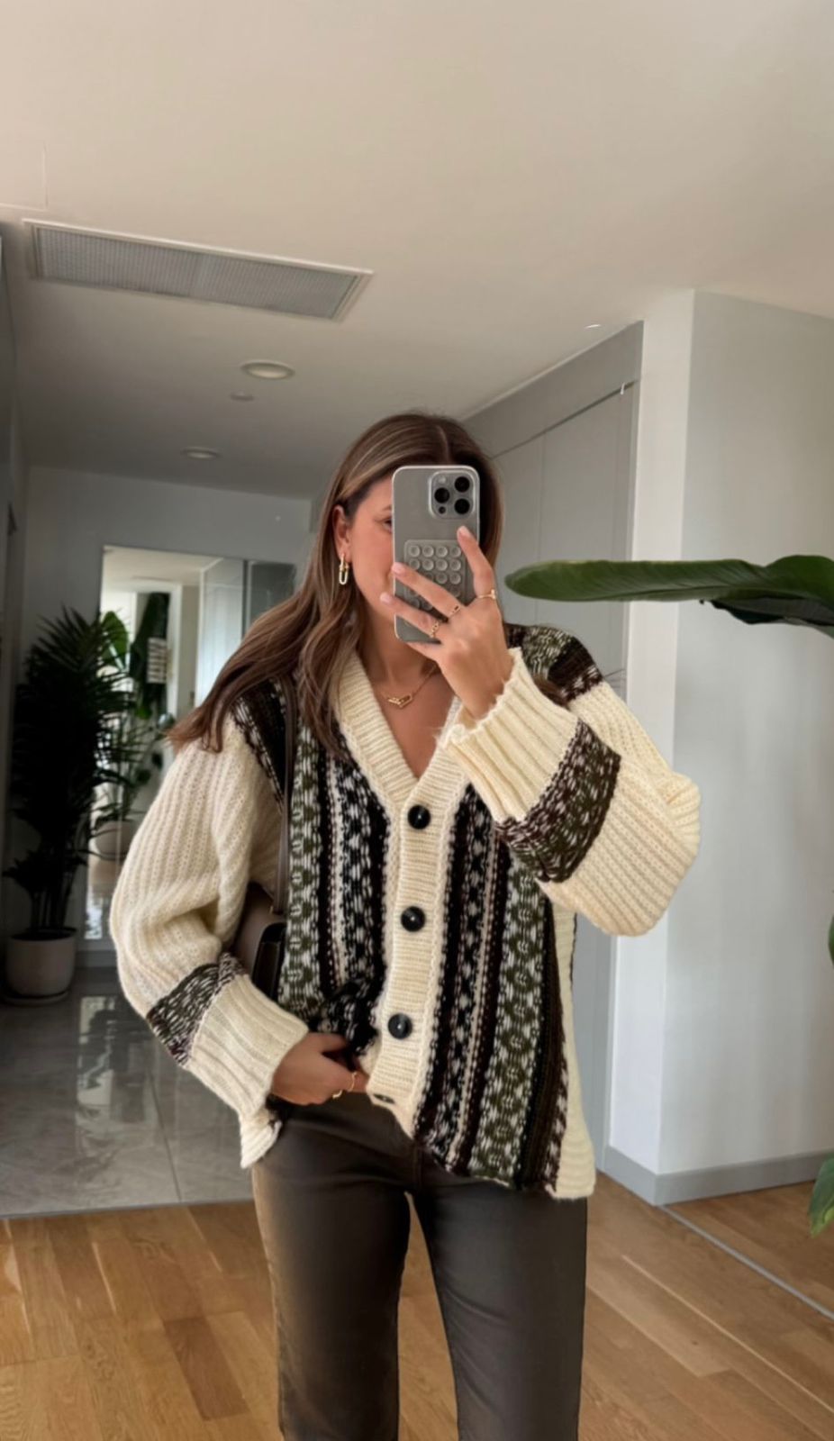 ce556ae4-b80e-4aaa-8581-5da9391e54e9 Zr sweater olive green and beige - Image 1