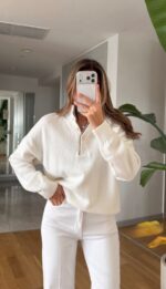 Buttoned V-Neck Knit off-white